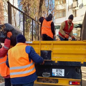 Angajații Instituției de educație timpurie, grădinița-creșă nr.135, str. M. Sadoveanu 6/2 salubrizează regulat terenul aferent, adiacent al instituției.