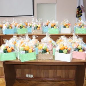 Municipalitatea a oferit coșuri cu bunătăți profesorilor seniori, care continuă să activeze în școli și după pensionare