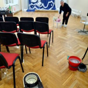 Astăzi în IET nr. 135 se curătă nu doar căile de acces, dar sunt realuzate și lucrările de igienizare a încăperilor instituției