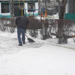 Curățarea zăpezii lunecoase de pe cărărușele, ce duc spre IET nr. 135